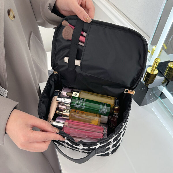 New Portable Large-capacity Cosmetics Handbag For Women - Image 4